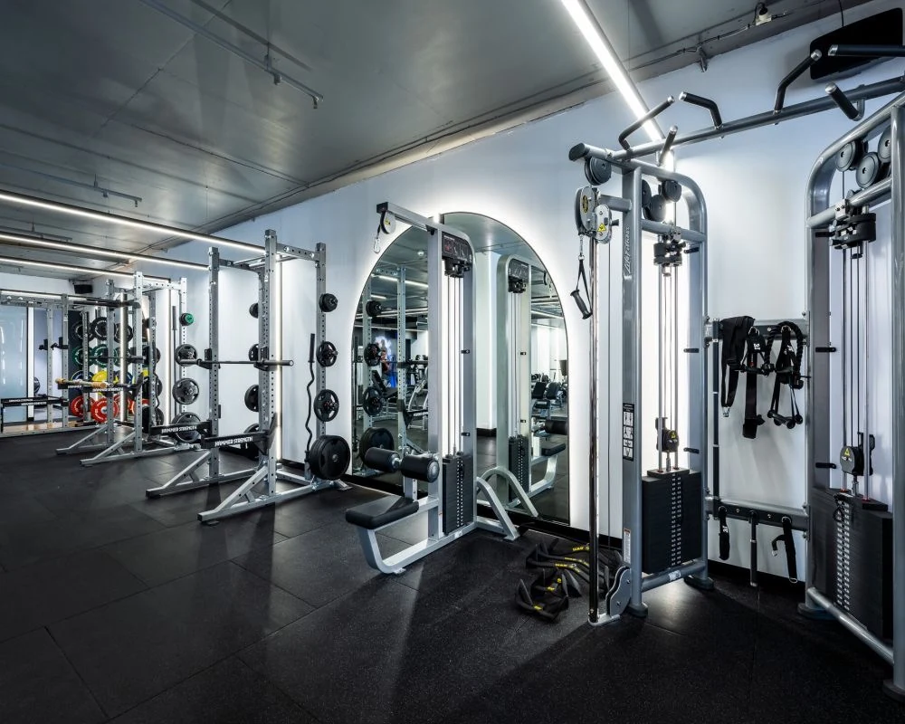 Arched mirror walls and rigs